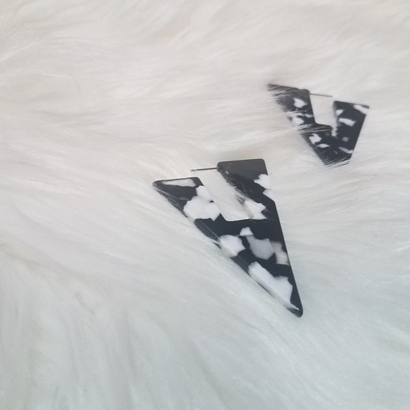 Jewelry - 🔥Trendy Acrylic Hoop earrings🔥